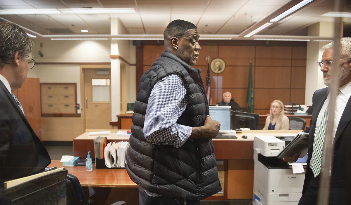 NextImg:Ex-NBA star Shawn Kemp pleads not guilty to shooting charge