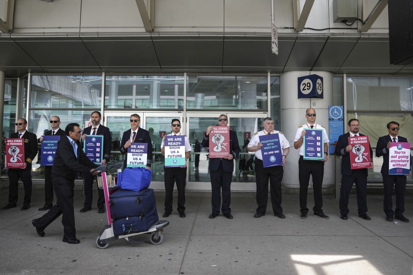 Kanada'nın WestJet Havayolları pilotları üç günlük grev bildirimi yayınladı