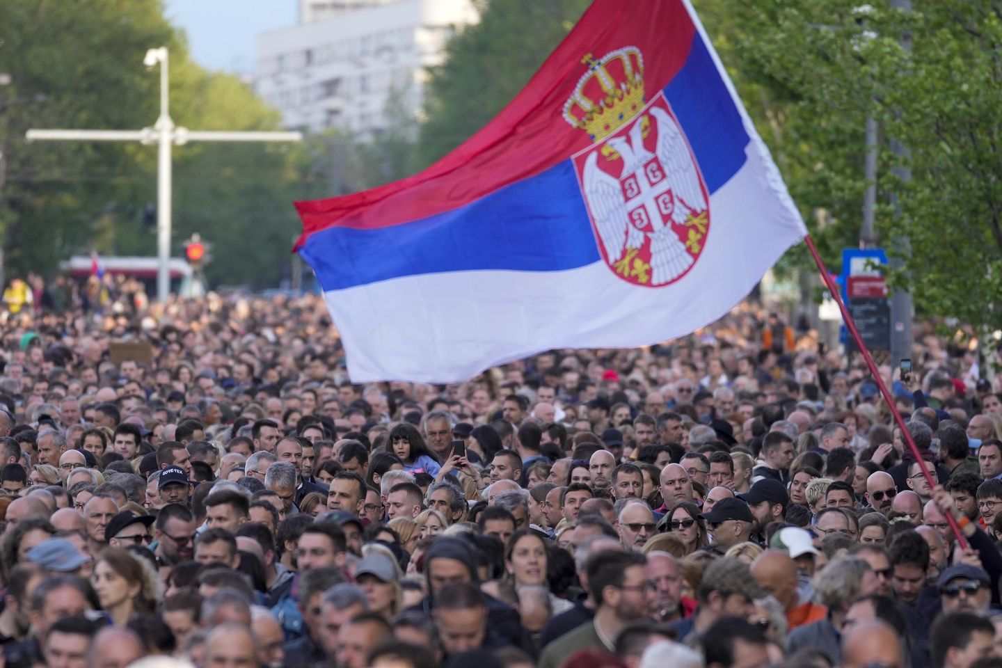 Sırplar toplu katliamların ardından binlerce silahı teslim etti