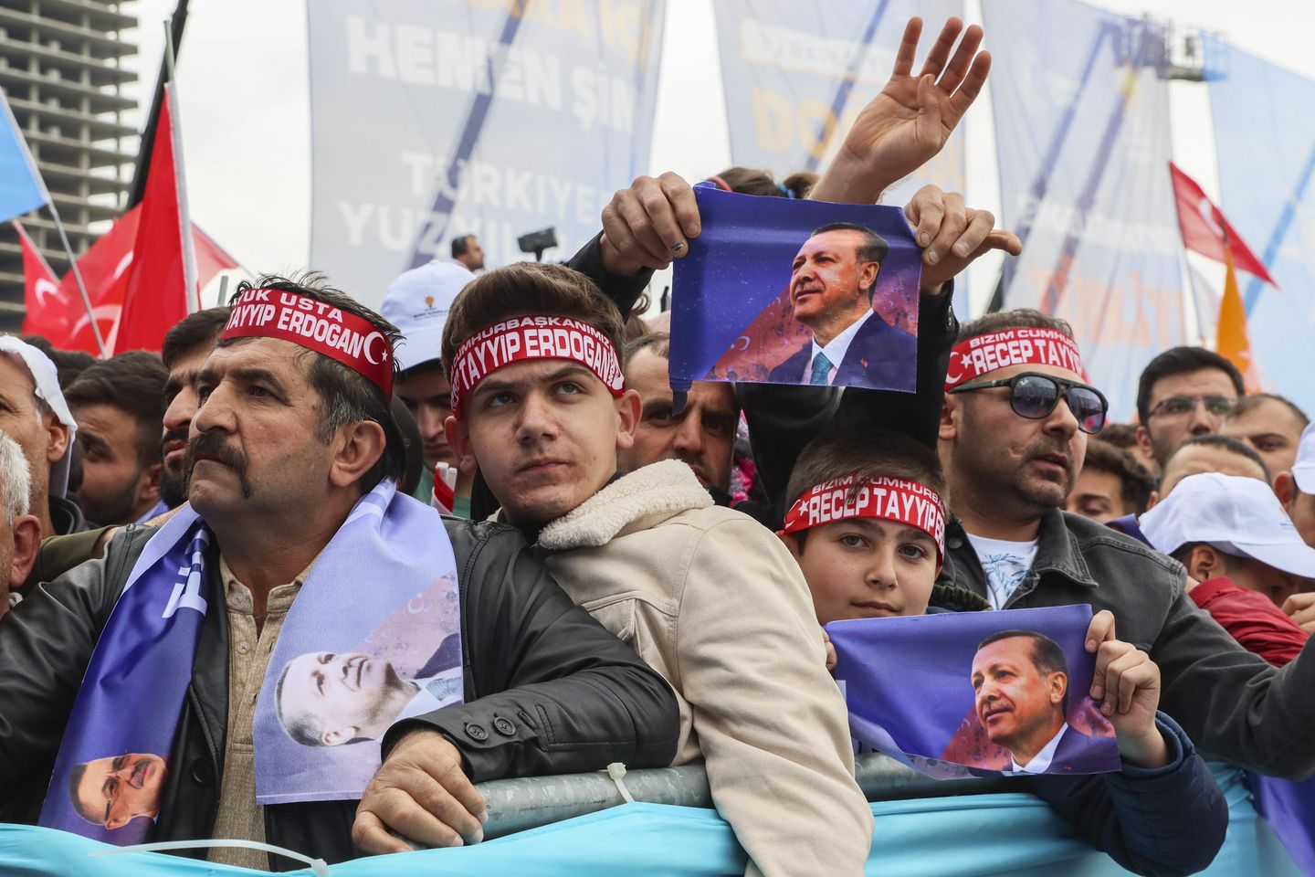 Türkiye'deki seçimler Cumhurbaşkanı Recep Tayyip Erdoğan'ın iktidarını esnetebilir veya ülkeyi yeni rotaya sokabilir