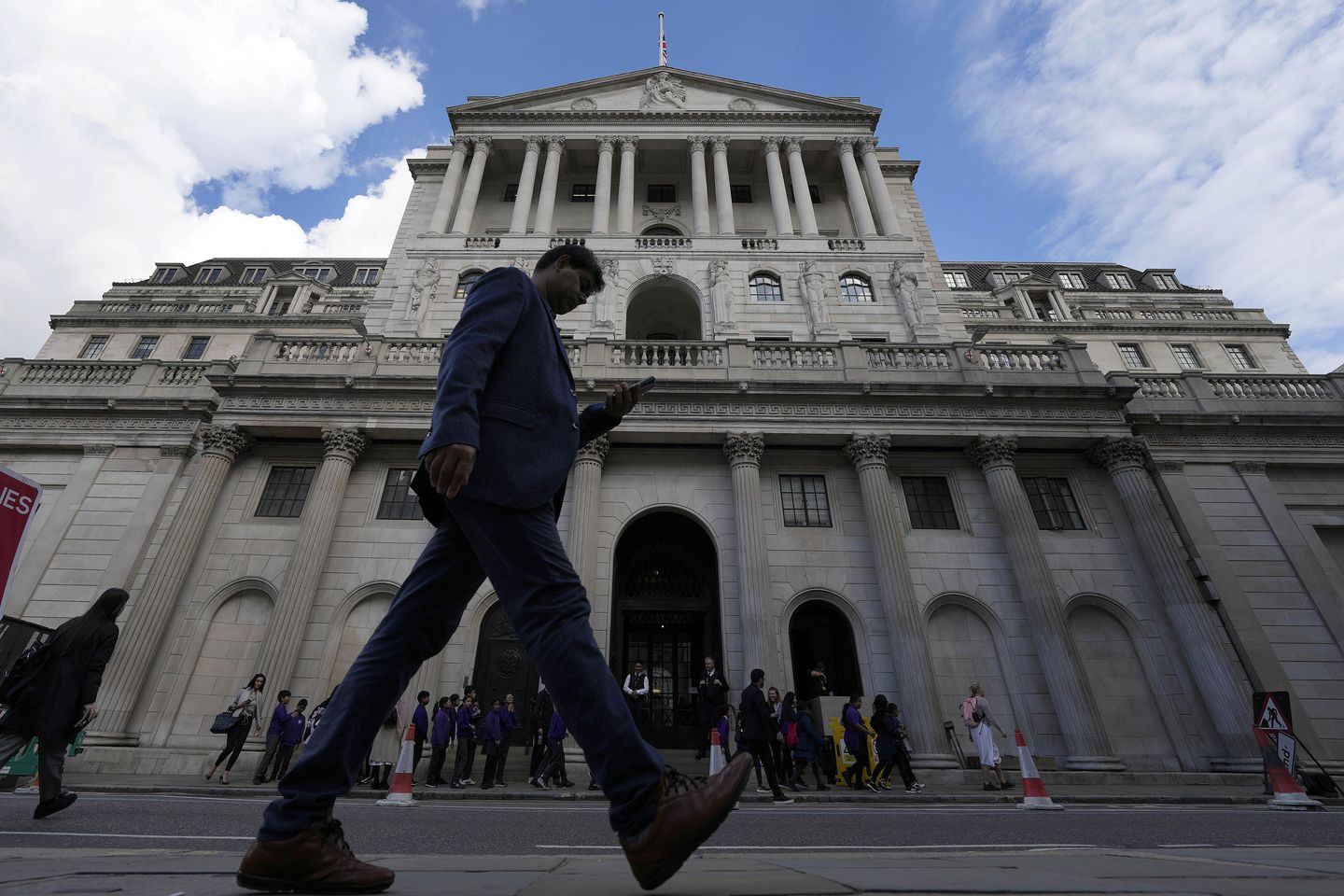 İngiltere Merkez Bankası faiz oranlarını 2008'den bu yana en yüksek seviyeye çıkardı