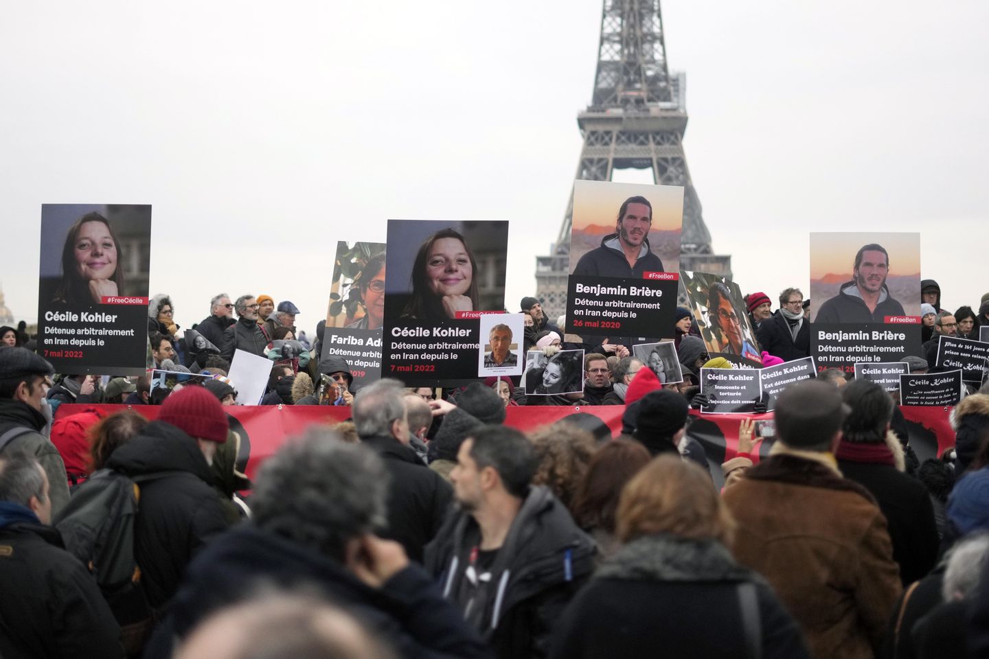 Fransa, İran'da tutuklu bulunan 2 vatandaşın serbest bırakıldığını, Paris'e gitmek üzere yola çıktığını söyledi.