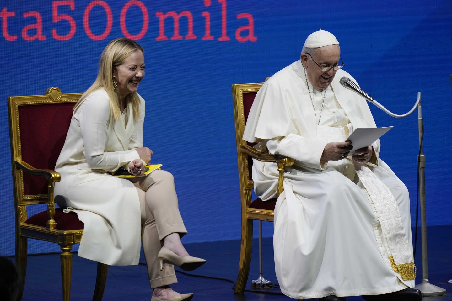 Papa Francis, İtalyanları evcil hayvan yerine daha fazla çocuk sahibi olmaya çağıran Giorgia Meloni'ye katıldı