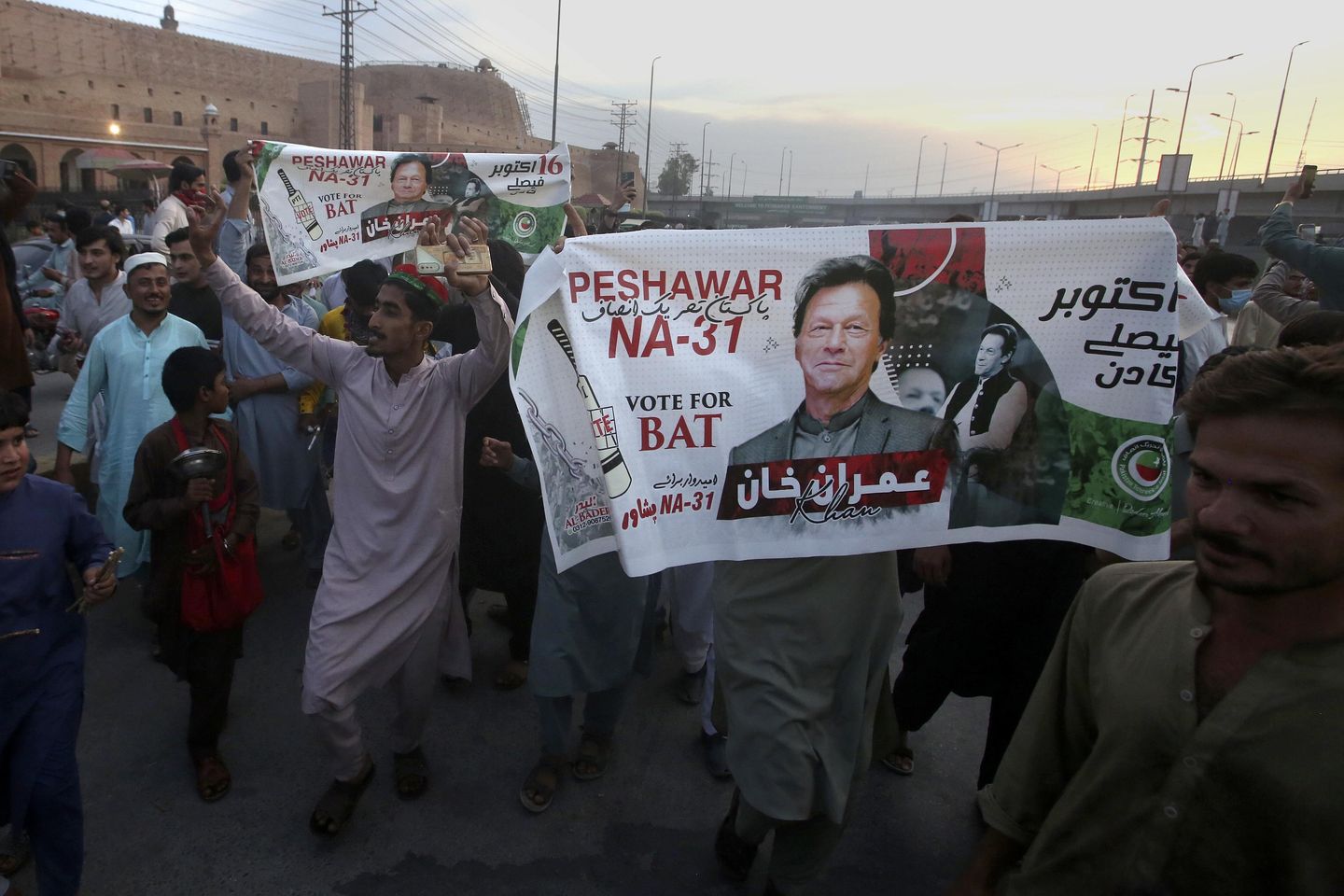 İslamabad yüksek mahkemesi, eski Başbakan Imran Khan'a rüşvet davasındaki tutuklanma süresini uzattı, kefaletle serbest bırakıldı