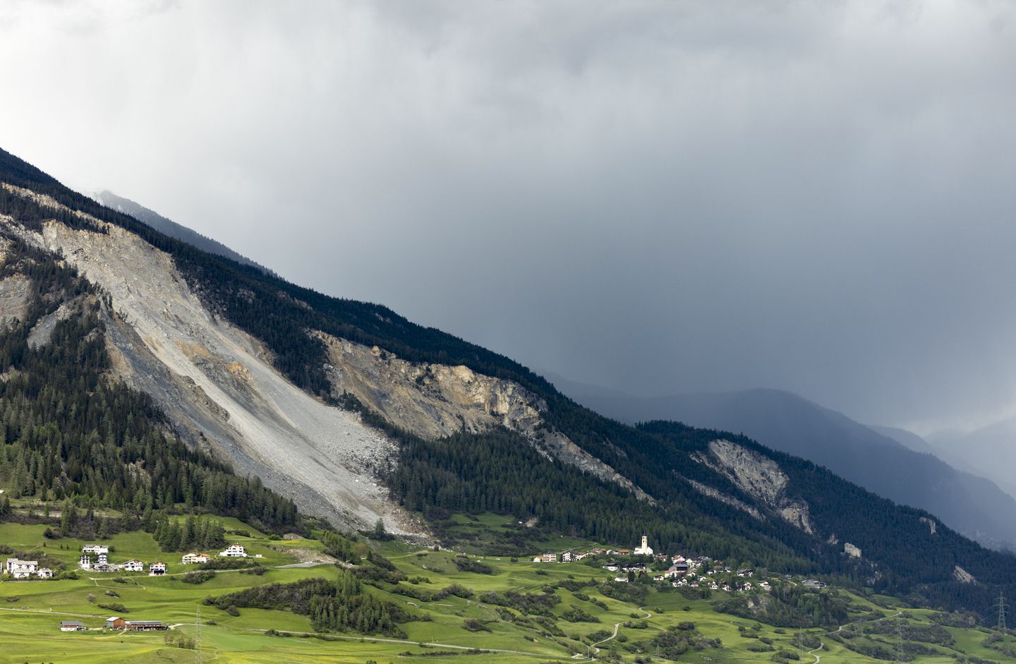 İsviçre köyü, 2,6 milyon metreküp kaya kayması tehdidi nedeniyle boşaltıldı