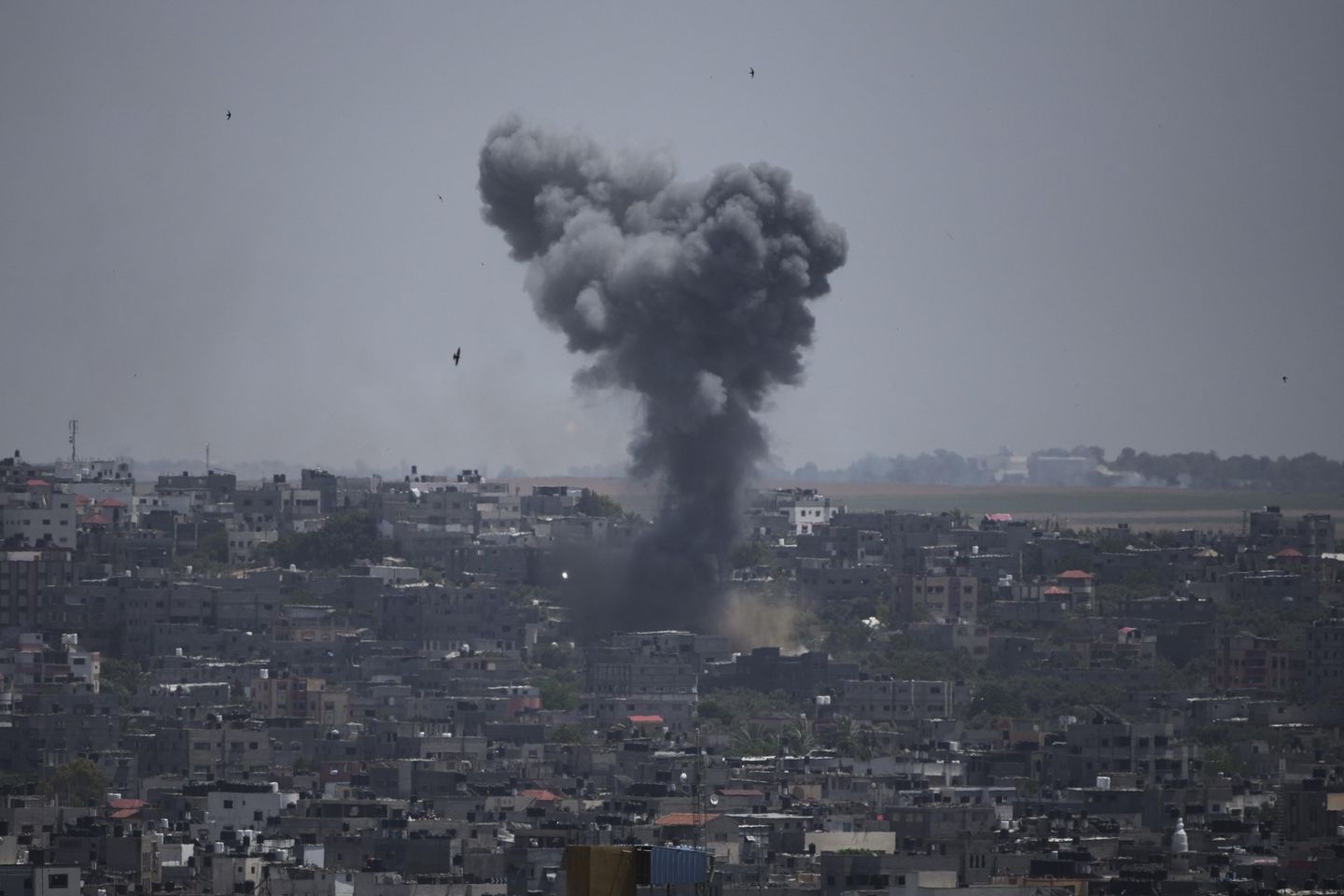 İsrail ile Gazze'deki militanlar arasındaki ateşkes, günlerce süren savaşın ardından devam ediyor gibi görünüyor