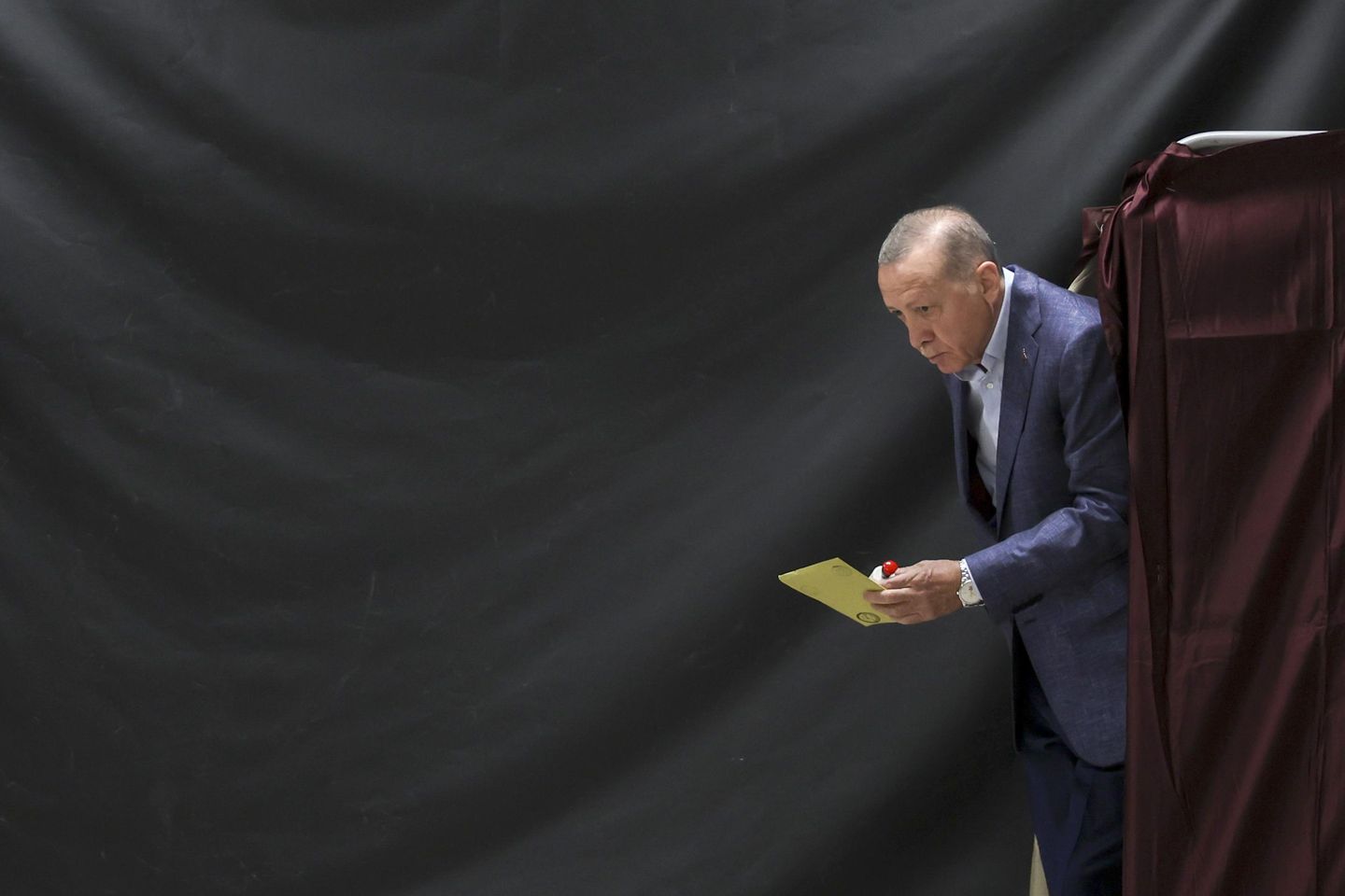 Recep Tayyip Erdoğan'ın 20 yıllık saltanatı, Türkiye yakın seçimde oy kullanırken tehdit altında