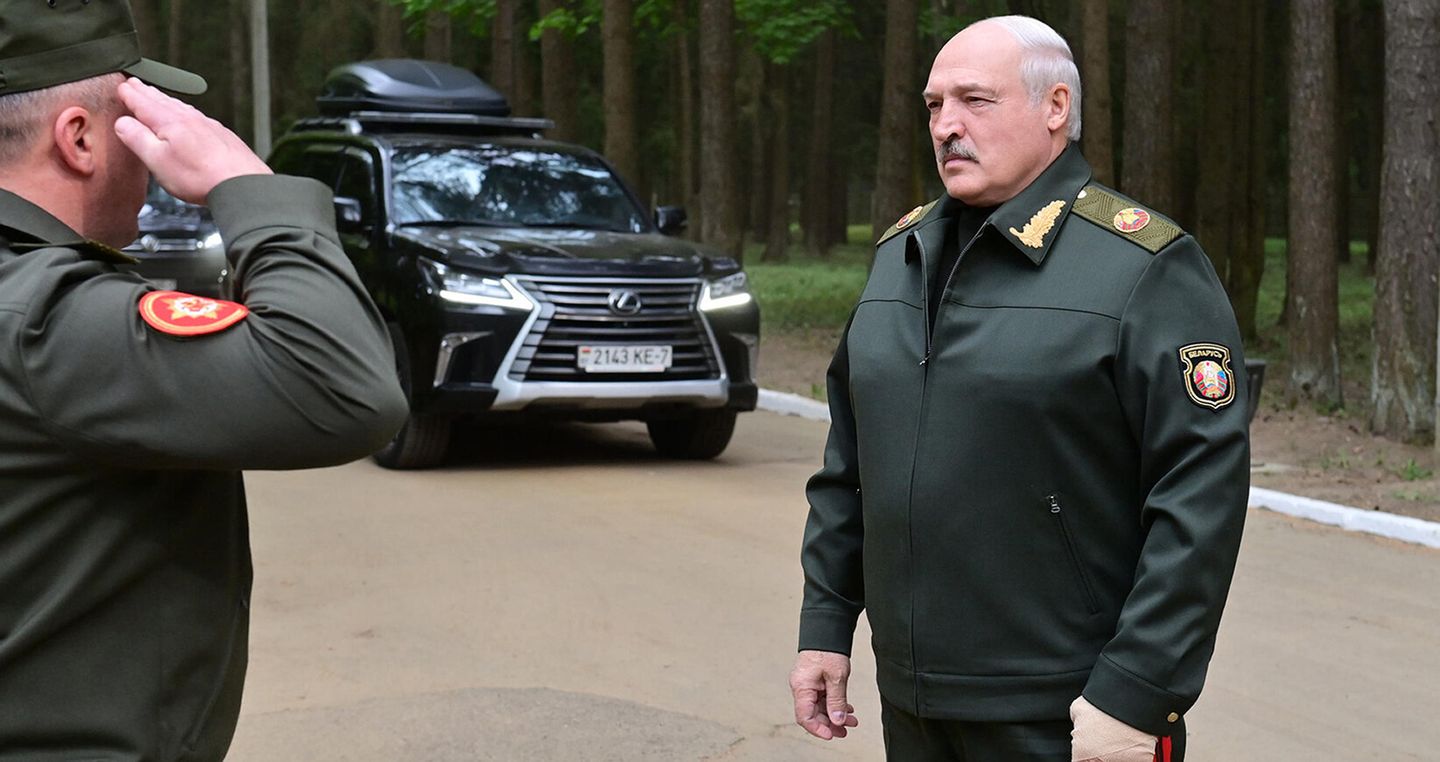 Belarus lideri Alexander Lukashenko'nun fotoğrafları, günlerce devamsızlık sağlık söylentilerine yol açtıktan sonra ortaya çıktı