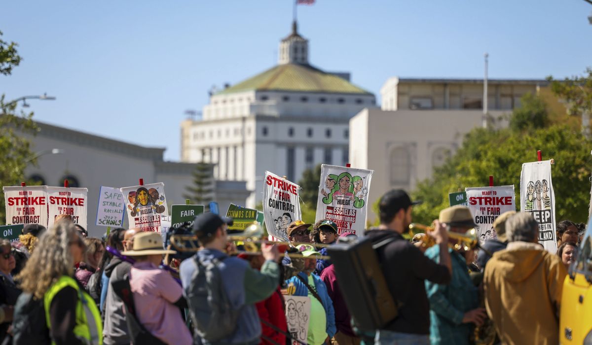 NextImg:Oakland teachers return to work after reaching tentative contract