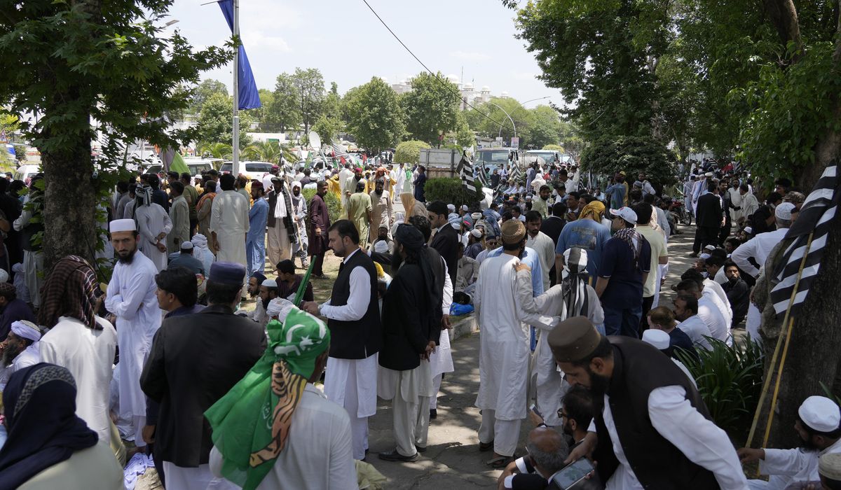 NextImg:Pakistan government supporters stage rare sit-in, protest release of former Premier Imran Khan