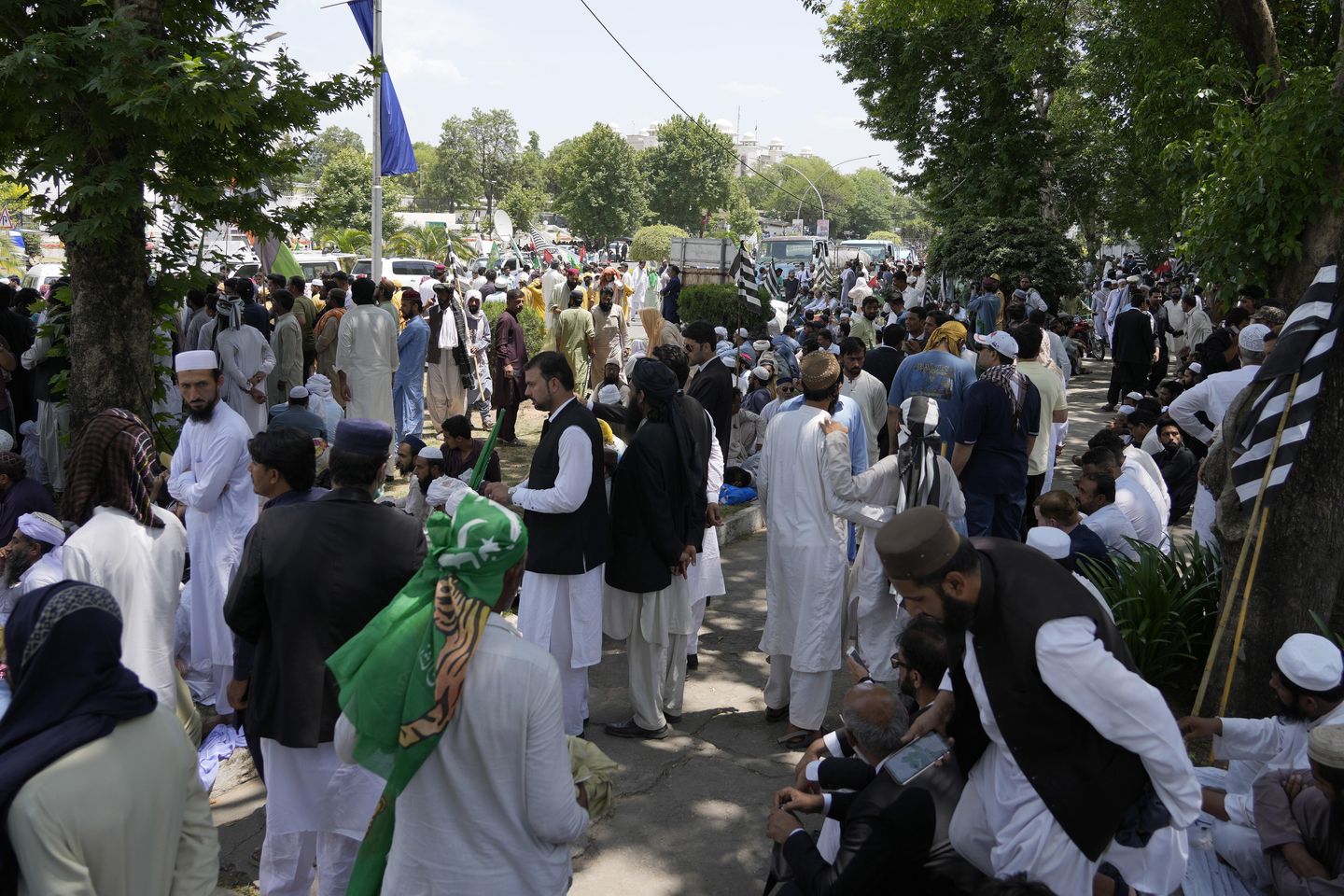 Pakistan hükümet destekçileri, nadir görülen bir oturma eylemi düzenleyerek eski Başbakan İmran Han'ın serbest bırakılmasını protesto etti