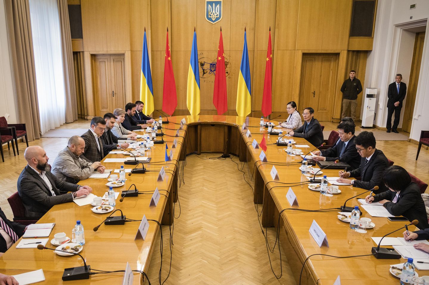 Ukrayna dışişleri bakanı ve konuk Çin elçisi barışı görüştü, ancak sonraki adımlar belirsiz