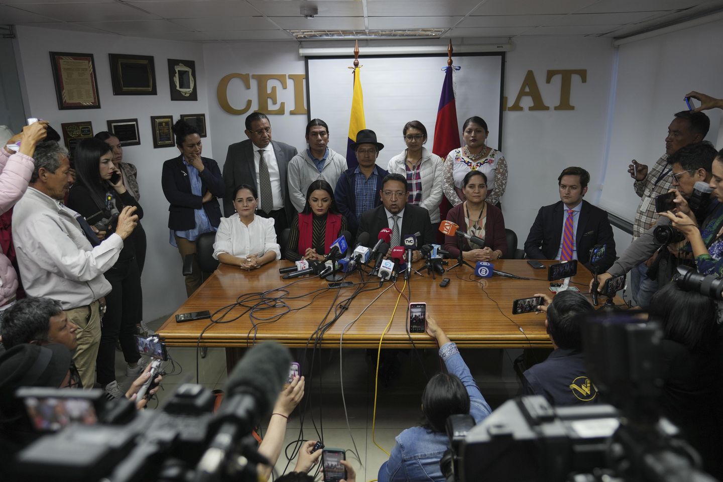 Ekvadorlu milletvekilleri, cumhurbaşkanının Ulusal Meclisi dağıtmasının yasal olmadığını savundu