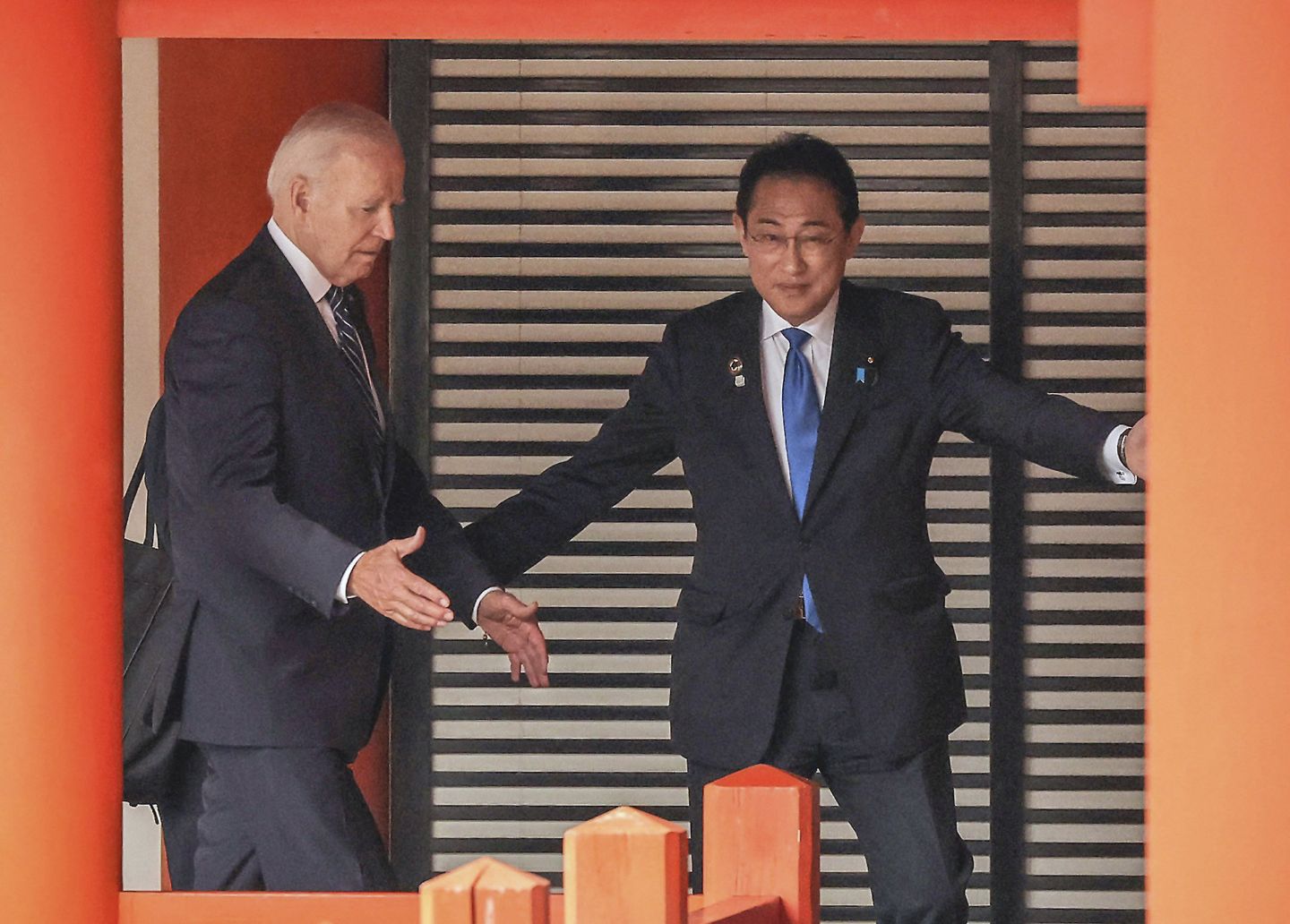 Joe Biden şimdi Japonya'da Dörtlü liderlerle görüşecek, müttefiklerini küçümsediği için özür diliyor
