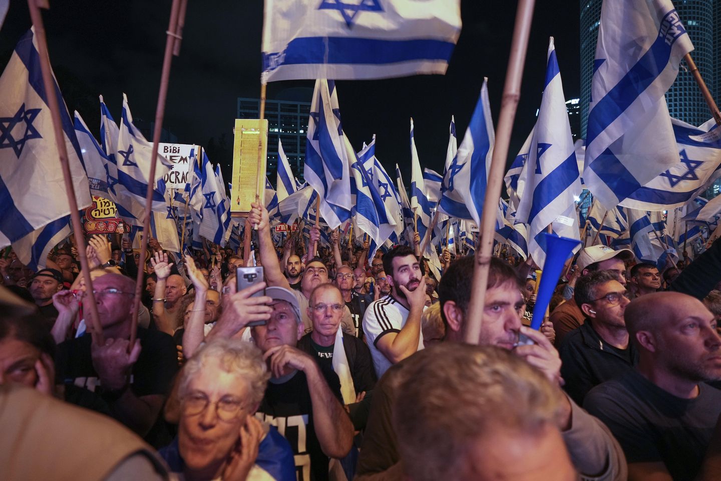 İsrailliler, uzlaşma görüşmelerinin ortasında hükümetin Yüksek Mahkemeyi zayıflatma planlarını protesto etti