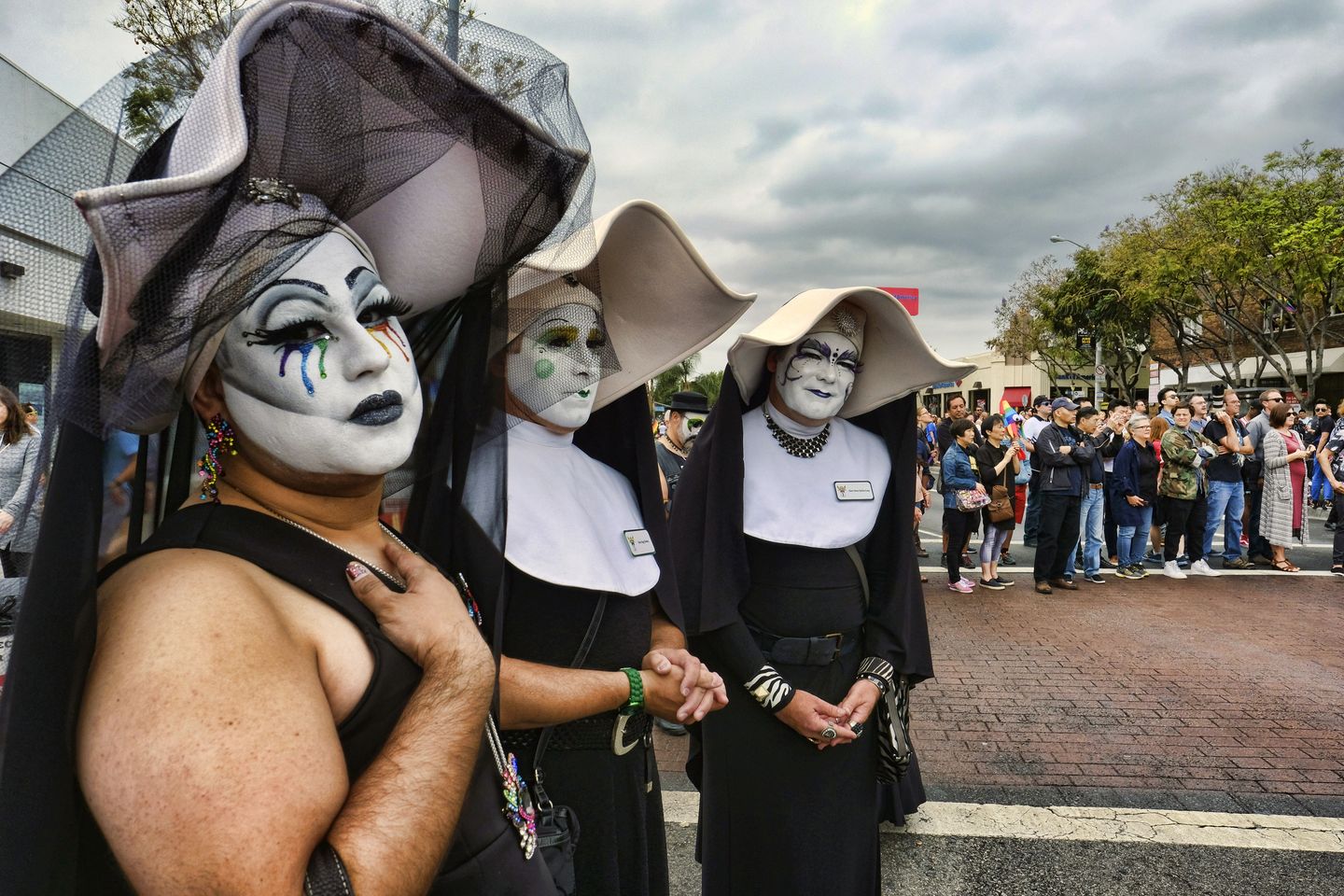 Dodgers apologize to drag queens dressed as nuns, reinvite them to Pride Night