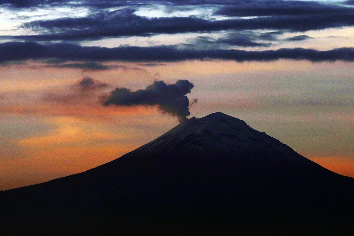 Meksika'daki Popocatepetl yanardağı gaz, duman ve kül püskürtüyor; okullar kapandı