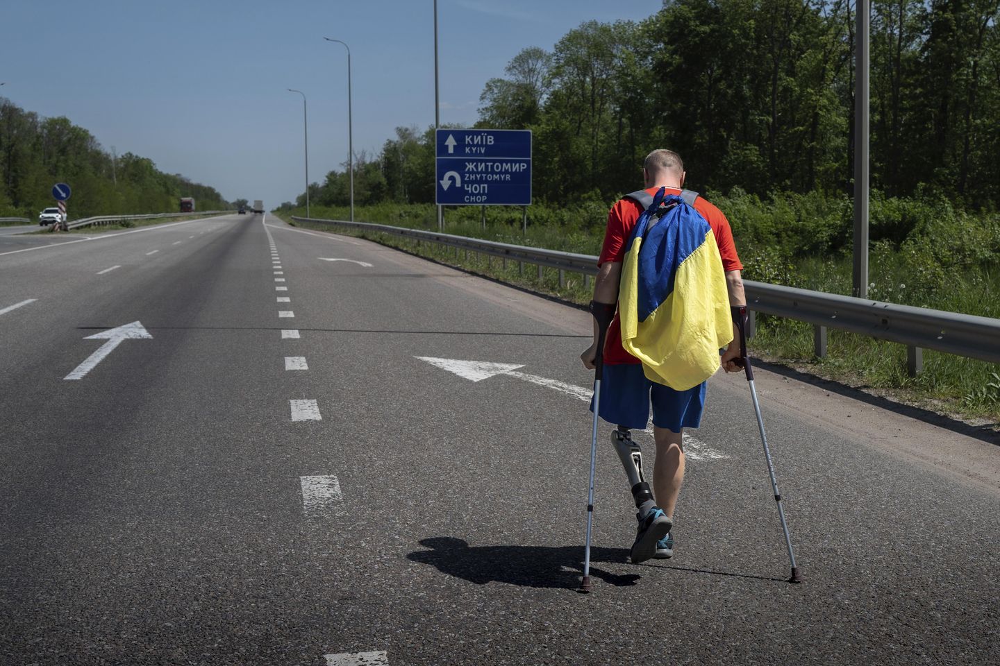 Ukraynalı ampute Oleksandr Shevtsov ve Serhii Khrapko askeri hastane için para toplamak için yürüdü
