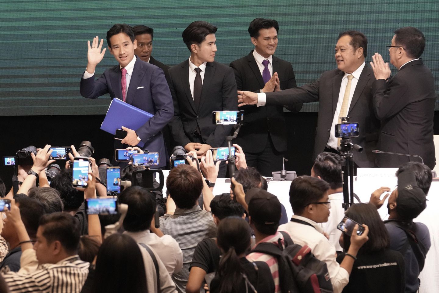Tayland'ın muzaffer ilerici Move Forward Partisi ve 7 müttefiki koalisyon platformu üzerinde anlaştı