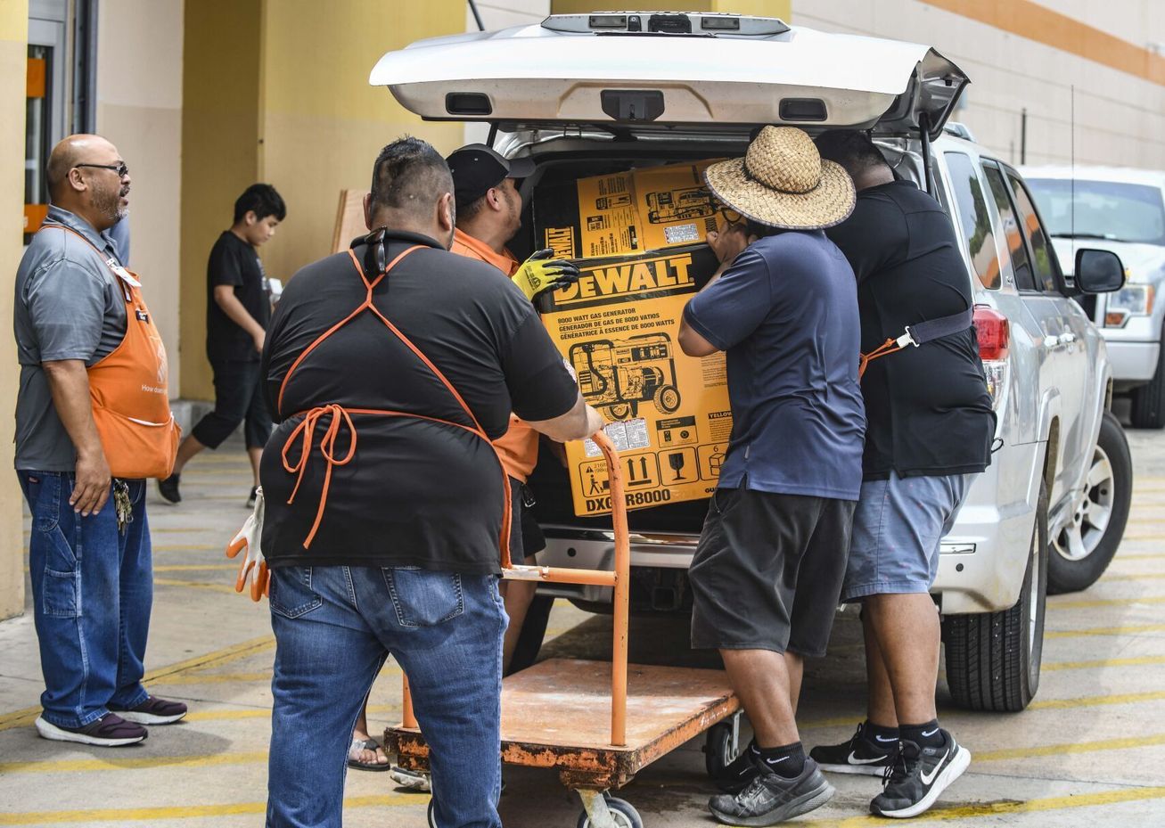 Tehlikeli Süper Tayfun Mawar yaklaşırken Guam sakinleri stok yapıyor