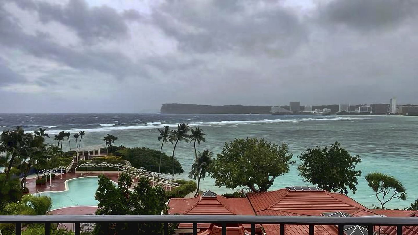 Mawar Tayfunu yaklaşırken ve sakinler sığınağa girerken yağmur ve rüzgarlar Guam'ı vuruyor