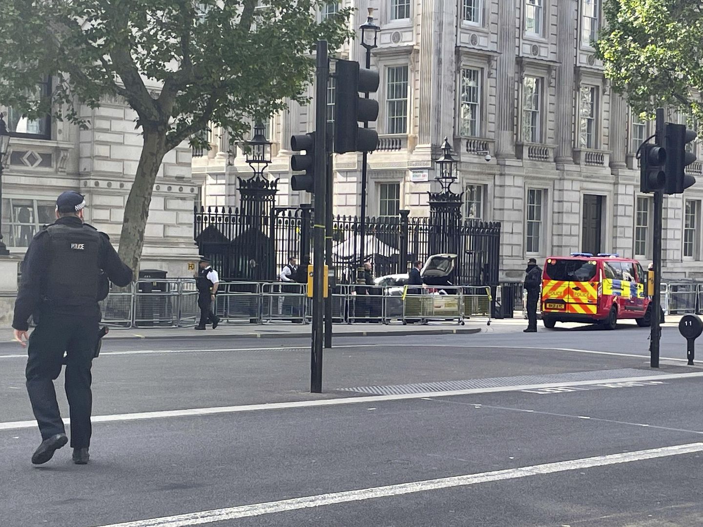 Perşembe günü, İngiltere başbakanının evi olan Downing Caddesi'nin kapılarına araba çarptıktan sonra bir adam tutuklandı.