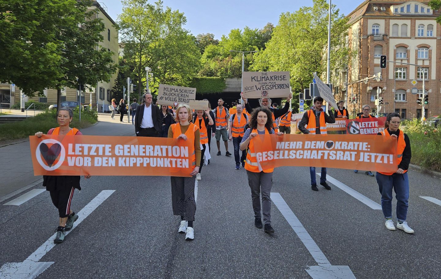 Alman hükümeti, Scholz'un iklim aktivistlerine yönelik baskınları teşvik ettiği yorumlarını yalanladı