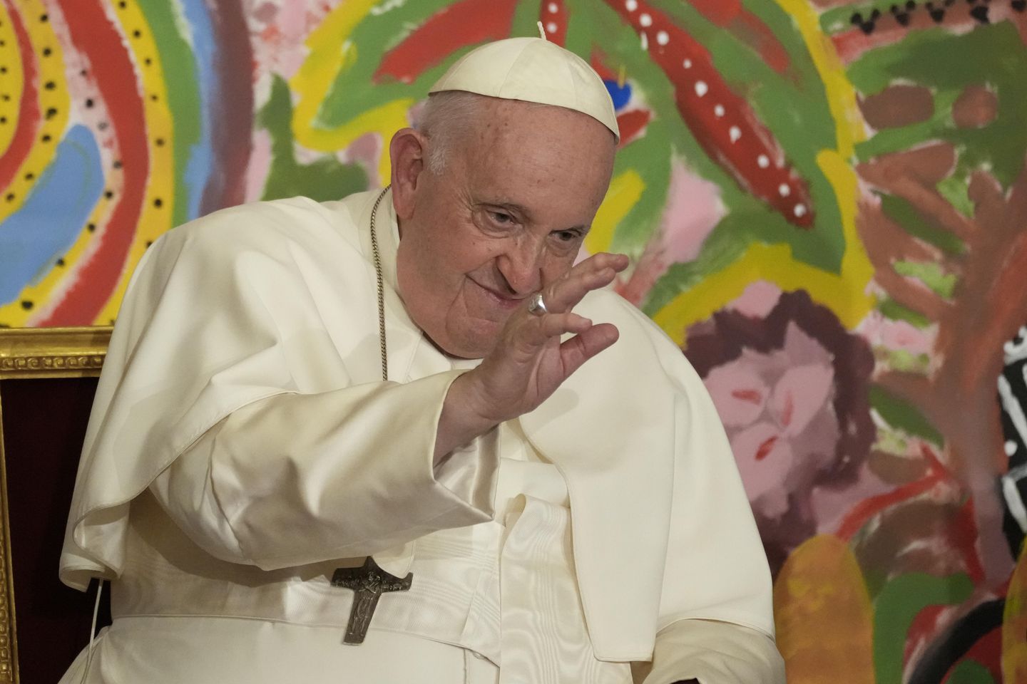 Vatikan, Papa Francis'in ateşinin yükseldiğini, toplantıları atladığını söylüyor