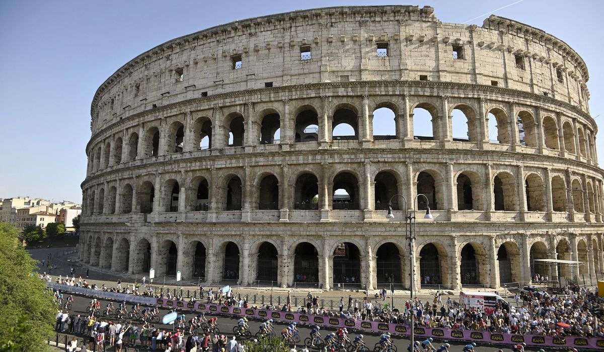 NextImg:2 teens caught separately vandalizing Colosseum, could face steep fine
