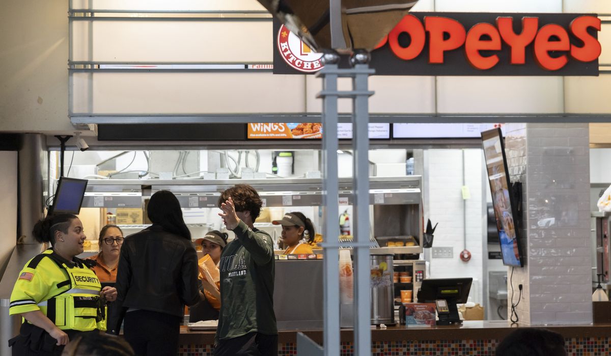NextImg:More businesses require teens to be chaperoned by adults, curbing their independence