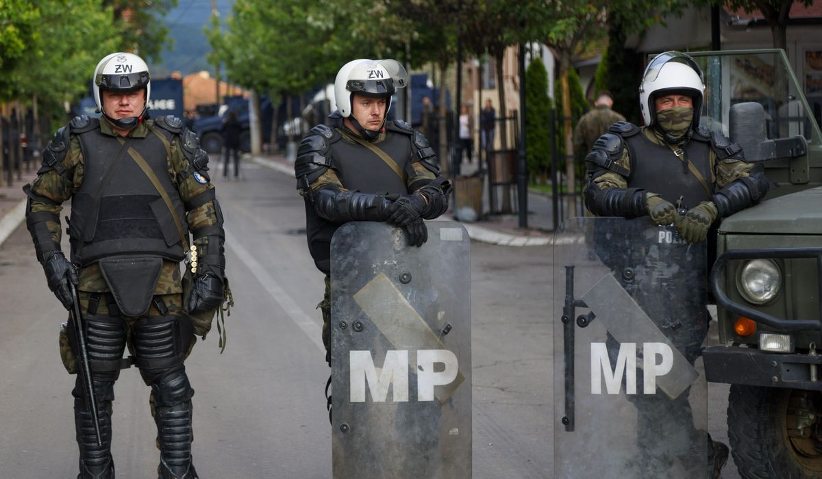 NextImg:Kosovo Serbs trying to take over municipality building in the north clash with police