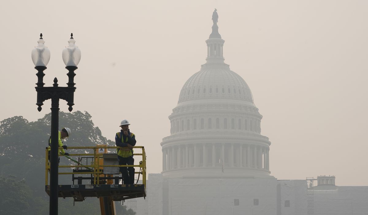 NextImg:Dangerously smokey skies engulf Washington lawmakers