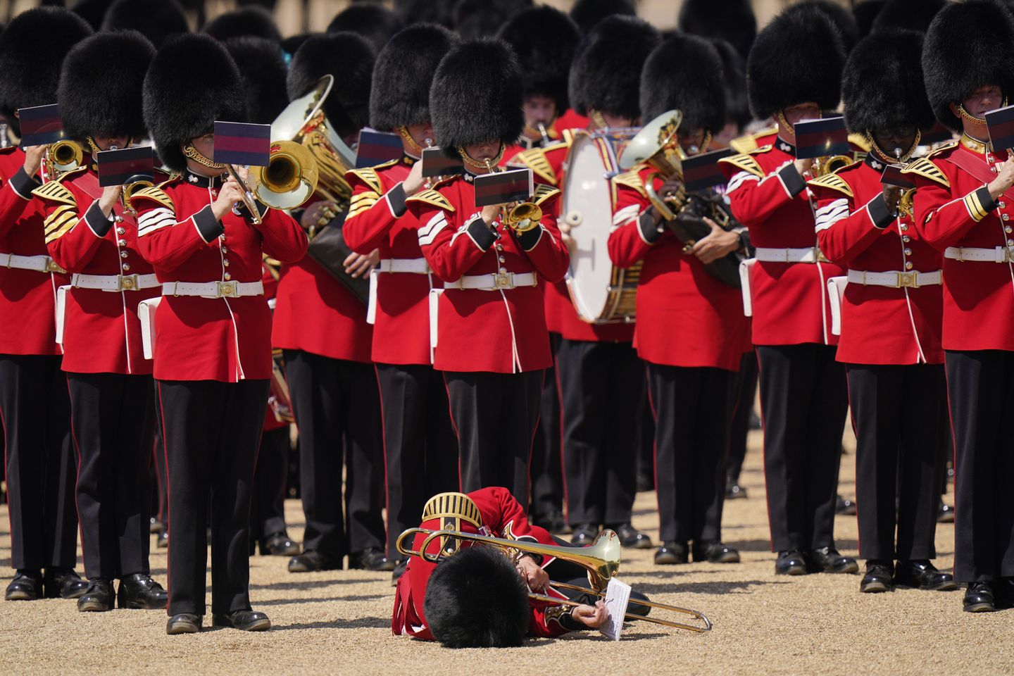 Prens William askeri geçit törenini gözden geçirirken askerler harareti hissediyor ve birçoğu bayılıyor