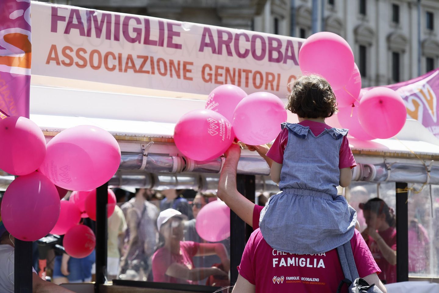 Roma, Meloni hükümetinin vekil doğumlara yönelik baskısının zemininde LGBTQ+ Onur Yürüyüşü düzenledi