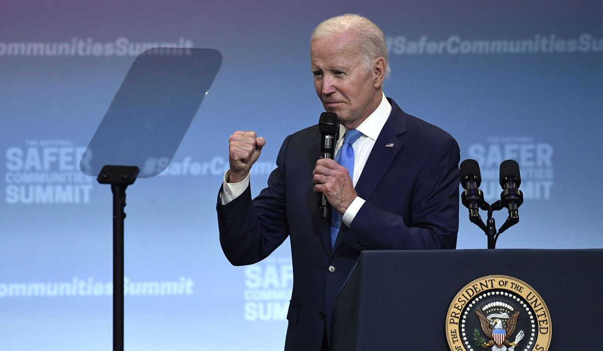 NextImg:Biden baffles with British-style salute to ‘queen’ after gun speech