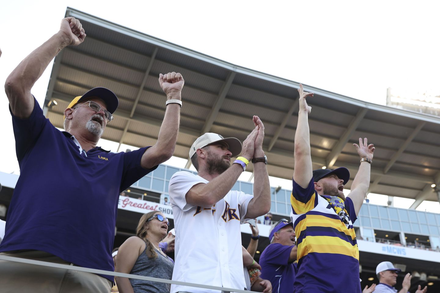 LSU wins 1st College World Series title since 2009, beating Florida