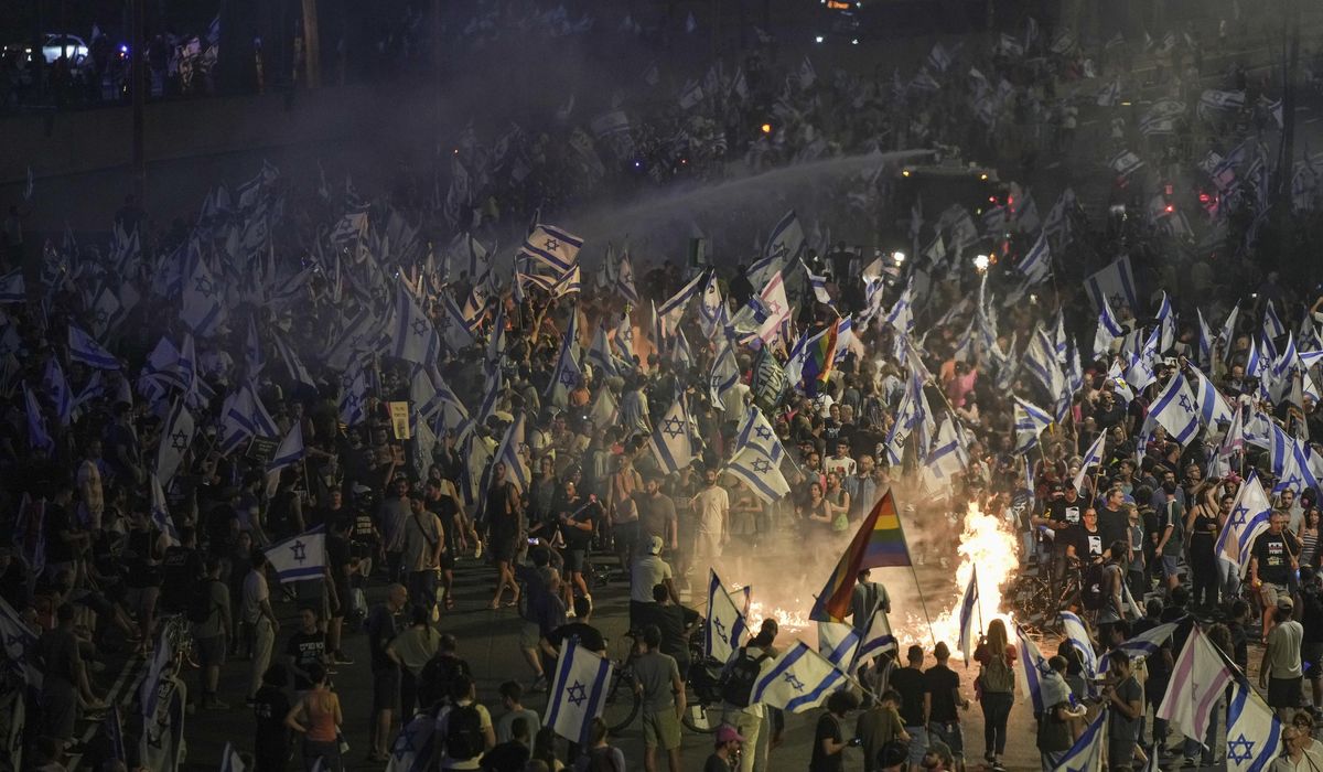 NextImg:Thousands of Israelis cripple Tel Aviv highway to support police chief ousted by Netanyahu ally
