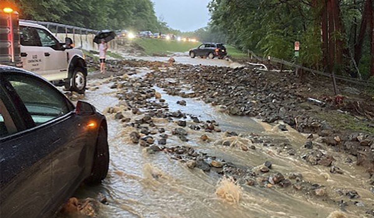 NextImg:Extreme flooding overwhelms New York roadways, killing 1 person
