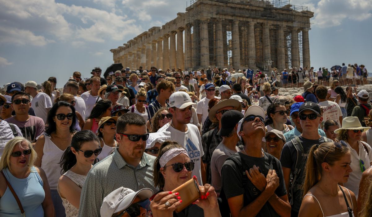 NextImg:Tourists are packing European hotspots, boosted by Americans