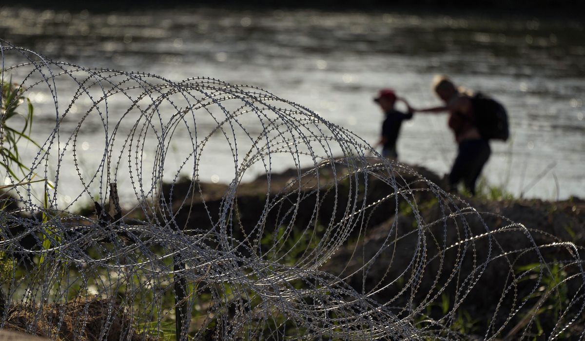 NextImg:Texas denies ordering police to push migrants back into the Rio Grande