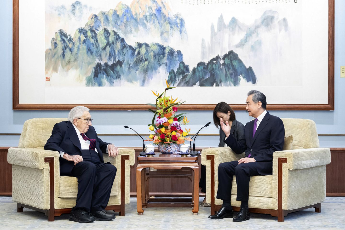 Henry Kissinger Pekin ziyaretinde Çin'i dönüştürmek "imkansız" dedi
