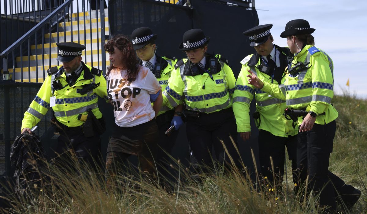 NextImg:Environmental activists disrupt play at British Open by throwing orange substance on 17th green