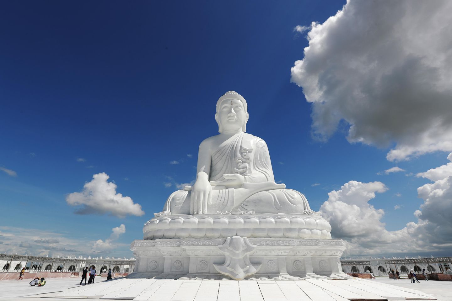 Myanmar'ın generalleri, iç savaş sırasında kalpleri ve akılları kazanmaya çalışırken dev Buda heykelinin açılışını yaptı