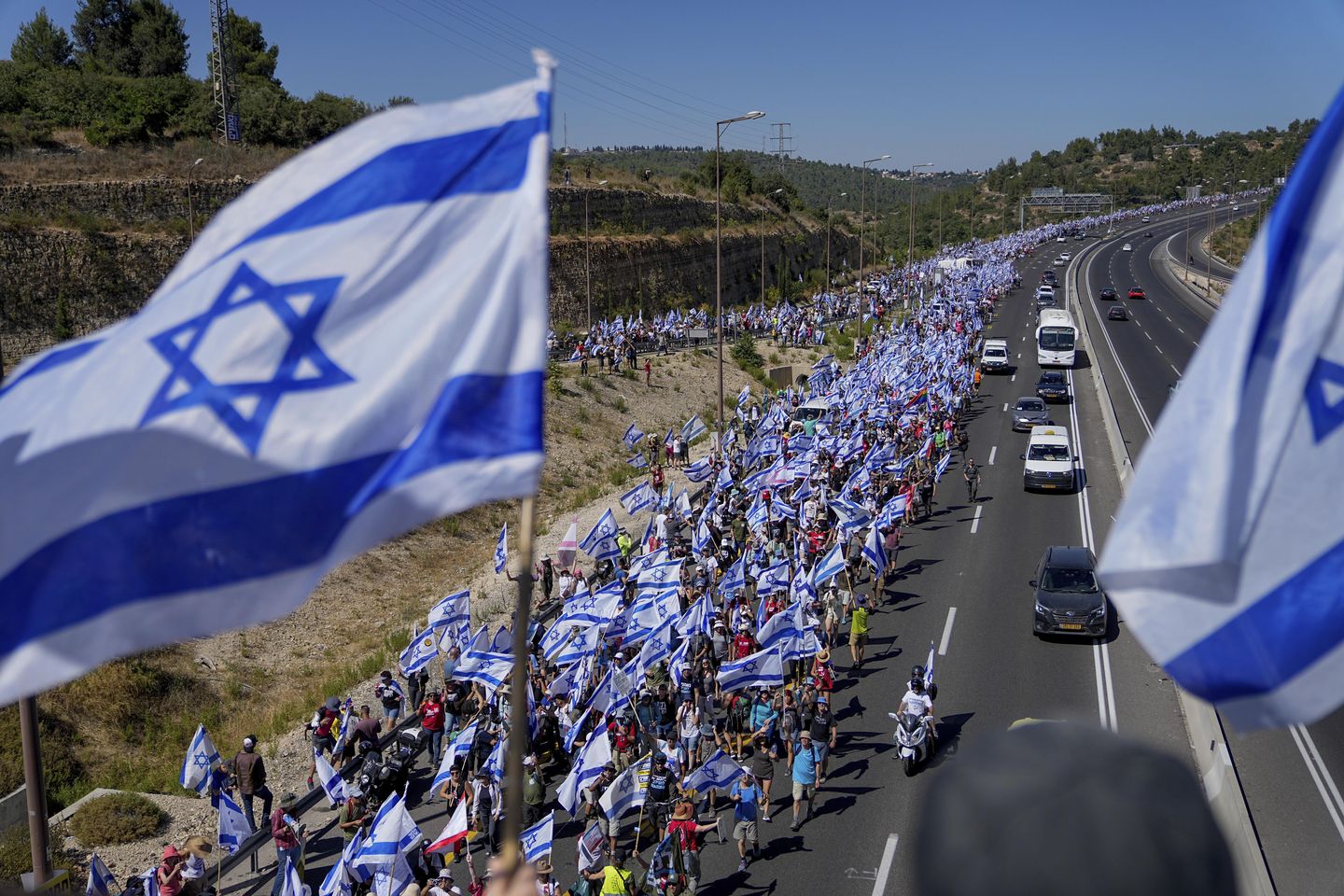 İsrail'de yüz binlerce kişi yürüyor. Eski güvenlik şefleri Netanyahu'ya yasal revizyonu durdurması için yalvardı