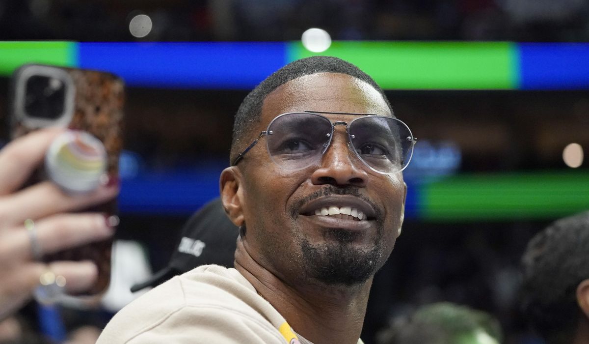 NextImg:Entertainer Jamie Foxx tells fans in an Instagram message that he is recovering from an illness