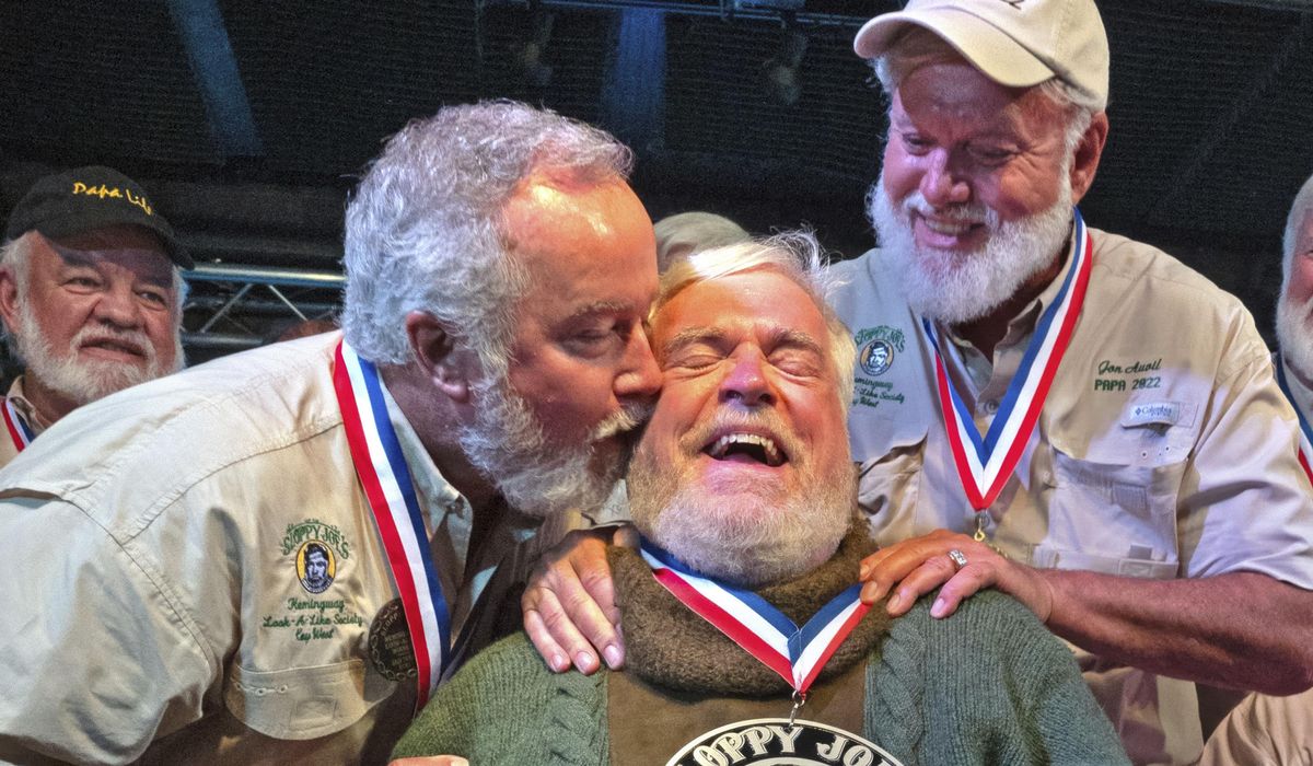 NextImg:Bell tolls for Wisconsin man who wins Hemingway look-alike contest