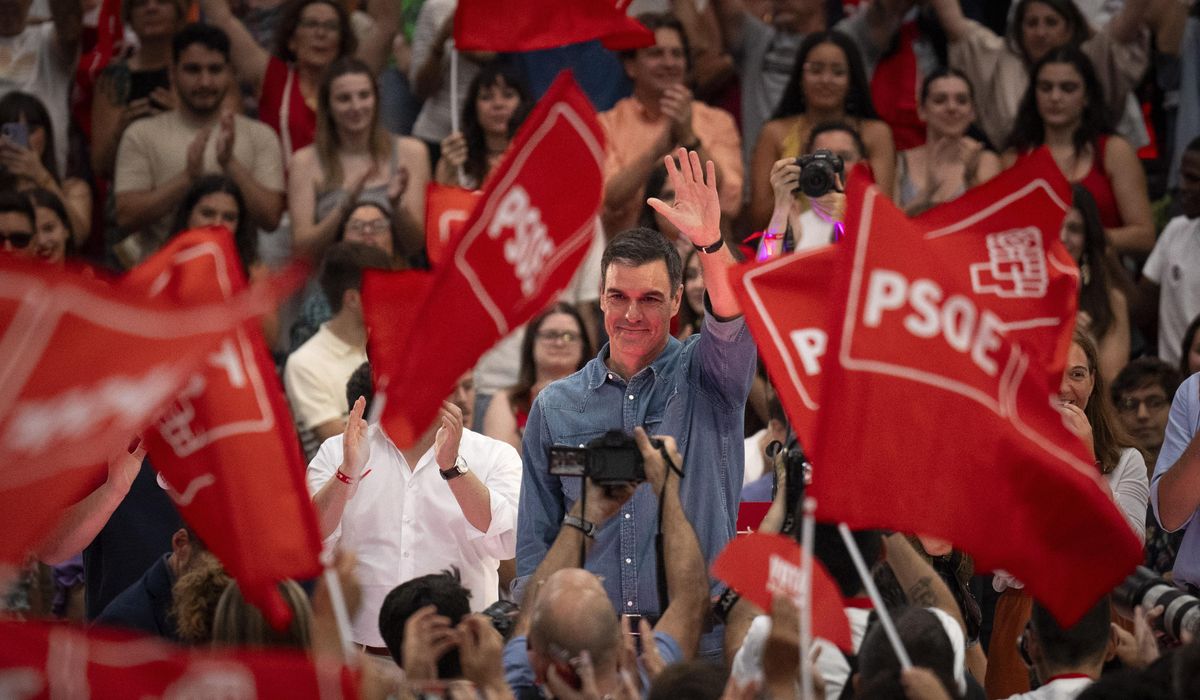 NextImg:Voters brave the heat in election that could see Spain become the latest EU member to swing right