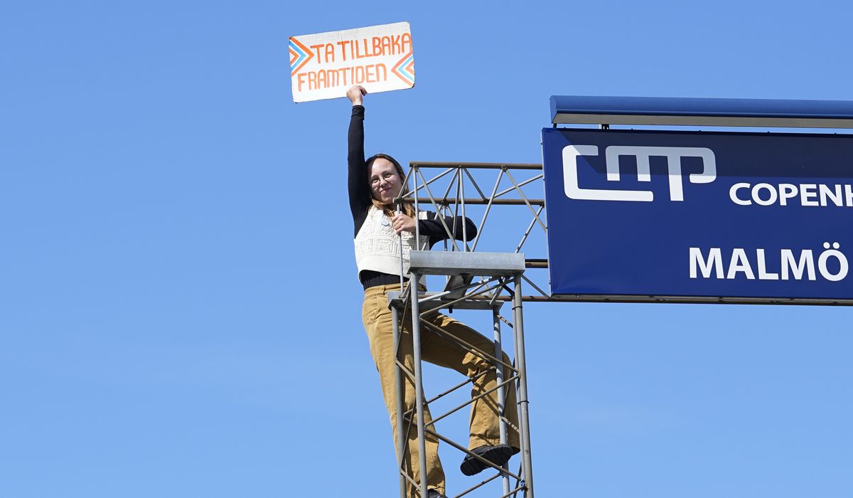NextImg:Democrats warn green groups’ combative protests undercut the climate change movement