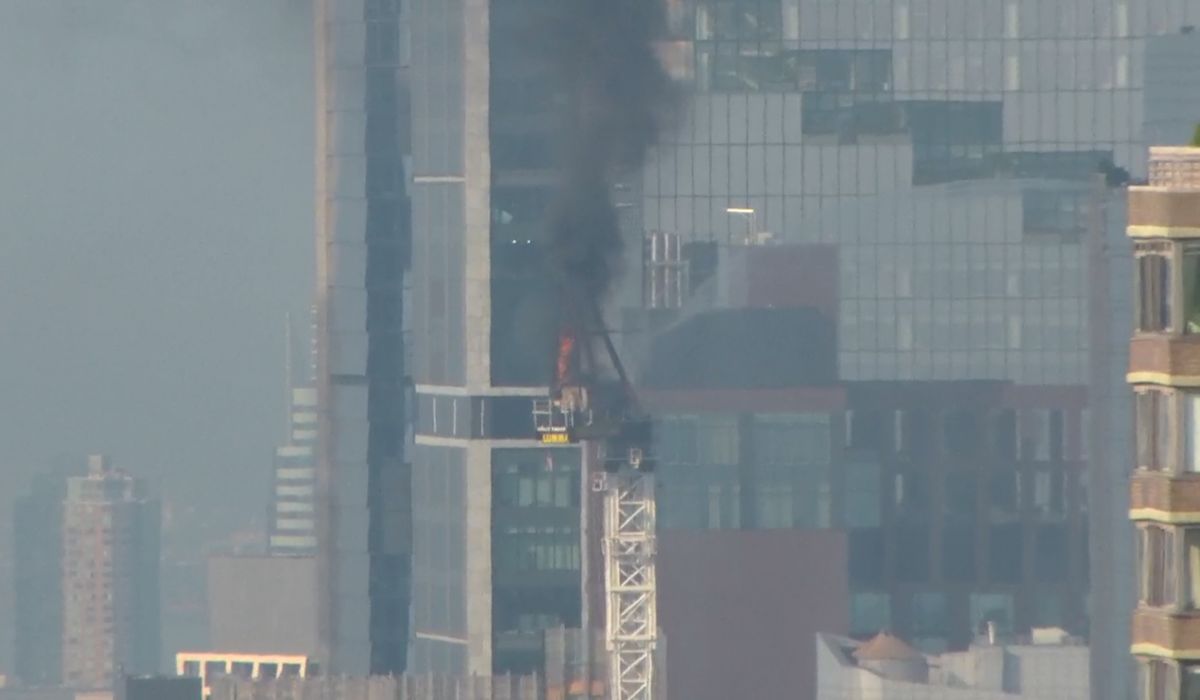 NextImg:Fire on New York construction crane causes arm to collapse and hit a building as it falls