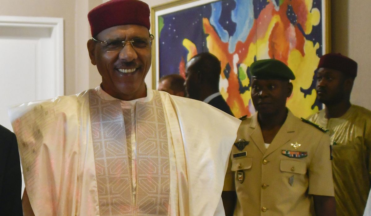 NextImg:White House condemns Niger guards’ seizure of president